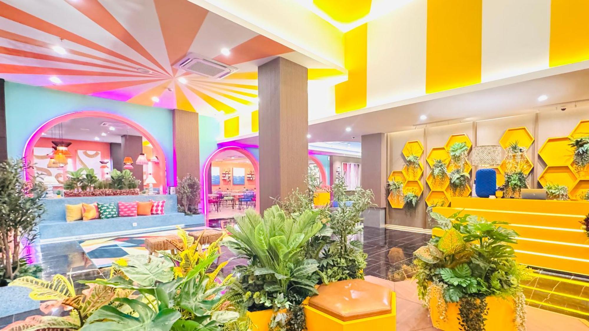 Resort Yellow Bee Cililitan 4*